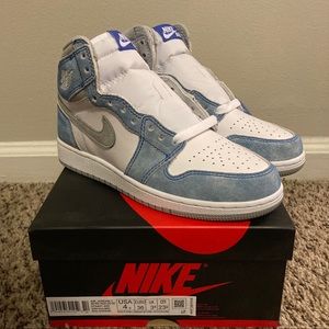 Jordan 1 Hyper Royal